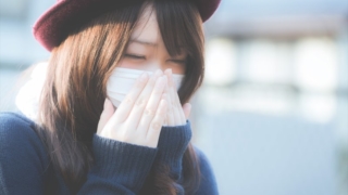 花粉症対策　マスクで対策する女性