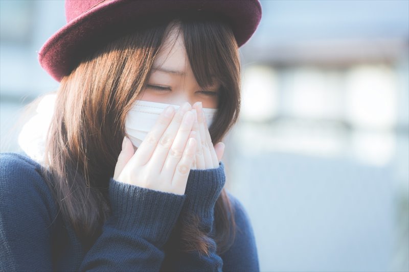 花粉症対策　マスクで対策する女性