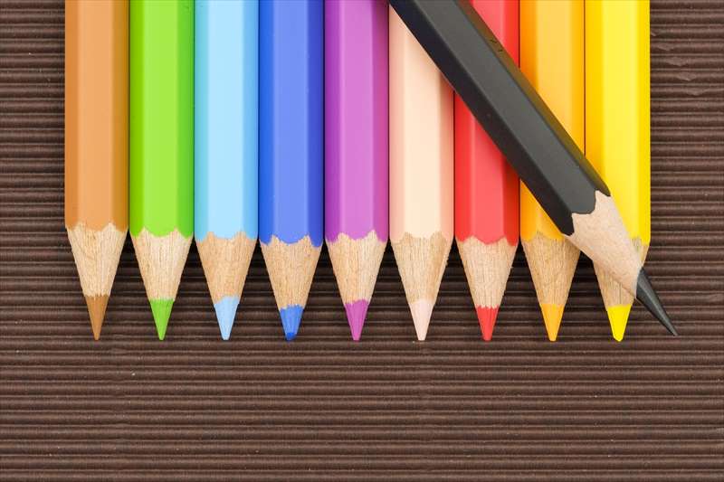 マーカー線の引き方　並べた色鉛筆