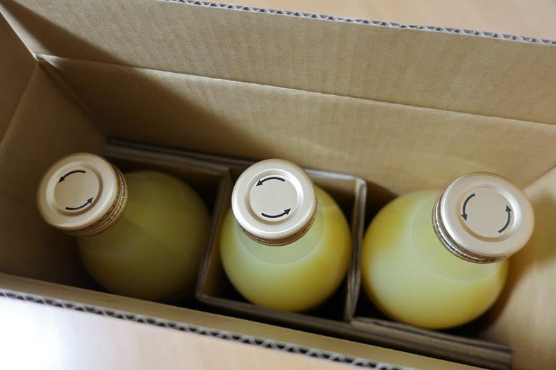 イーサポートリンクのりんごジュースを開封した様子
